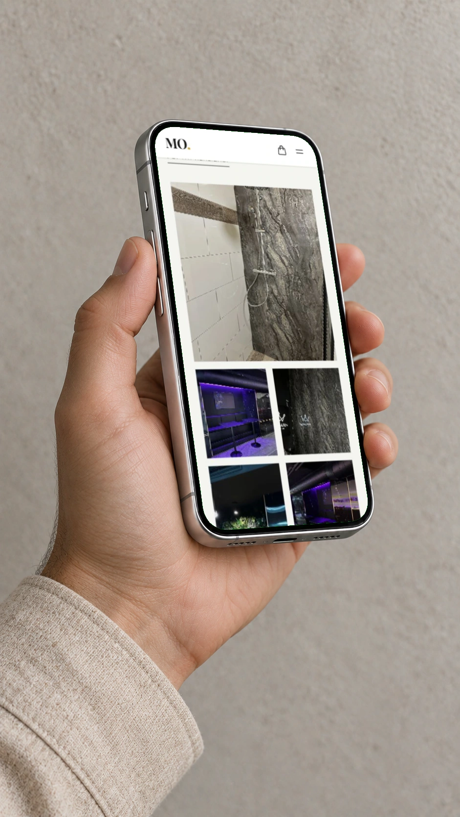 Moderní obklady — detail na telefonu v ruce