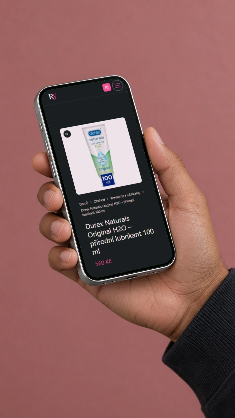 Růžový shop — detail na telefonu v ruce