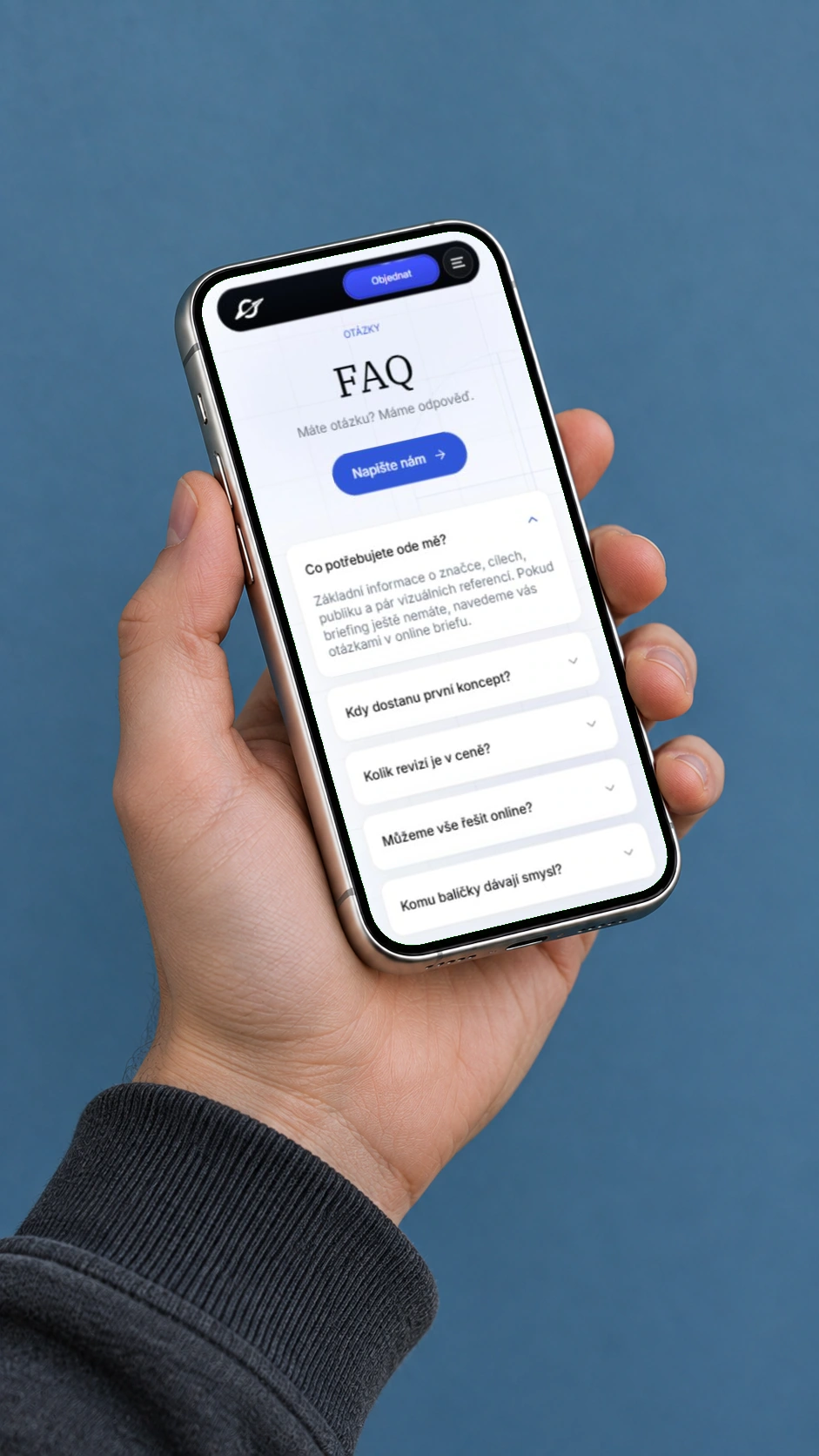 Singularity — detail na telefonu v ruce